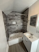 111 Center Ave in Aurora, IL - Foto de edificio - Building Photo