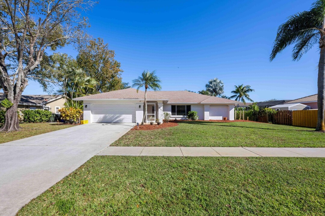 2707 Yarmouth Dr in Wellington, FL - Building Photo