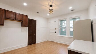 5311 W Berenice Ave, Unit 2 in Chicago, IL - Building Photo