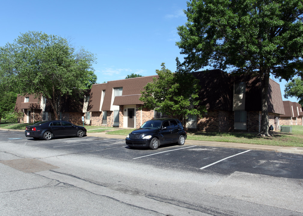 Surrey Apartments in Memphis, TN - Building Photo