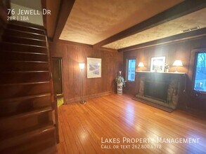 76 Jewell Dr in Williams Bay, WI - Foto de edificio - Building Photo