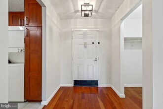 5904 Mt Eagle Dr in Alexandria, VA - Foto de edificio - Building Photo