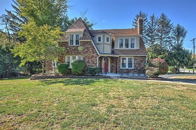 property at 8 Montgomery Pl