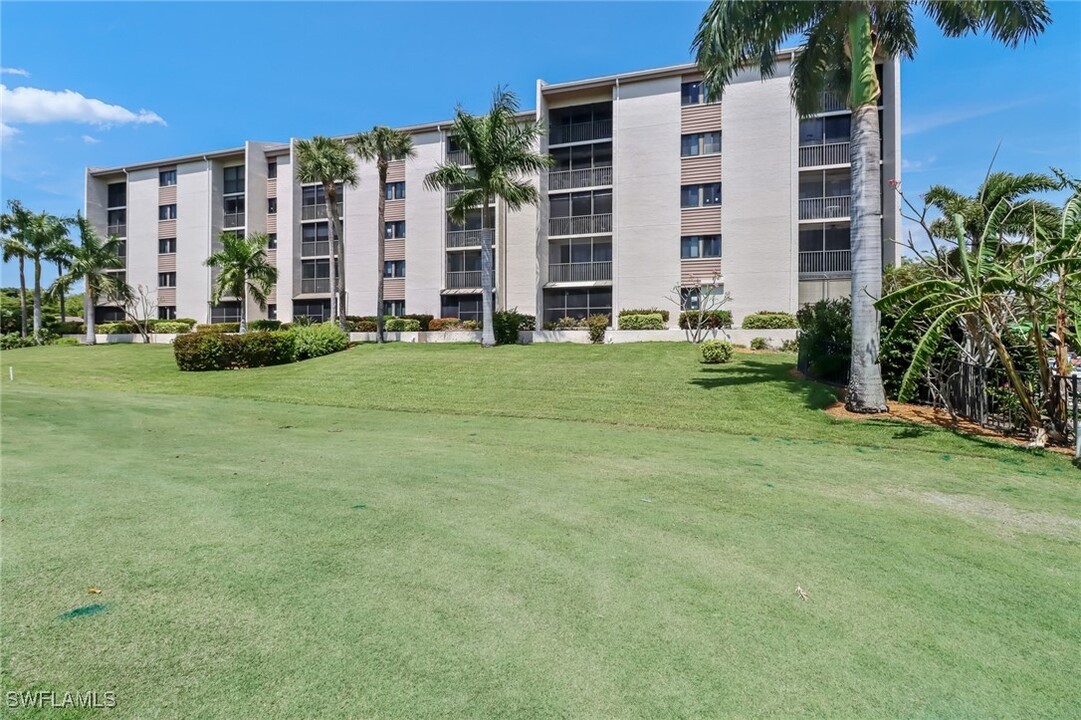 4140 Steamboat Bend E in Ft. Myers, FL - Building Photo