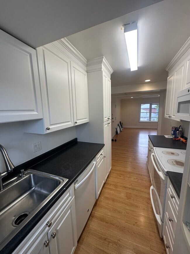 140 Newton St, Unit 1 in Boston, MA - Building Photo - Building Photo