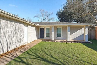 3027 Windmill St in Sugar Land, TX - Building Photo - Building Photo