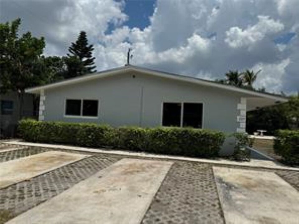 205 NW 17th St, Unit 22 in Fort Lauderdale, FL - Building Photo