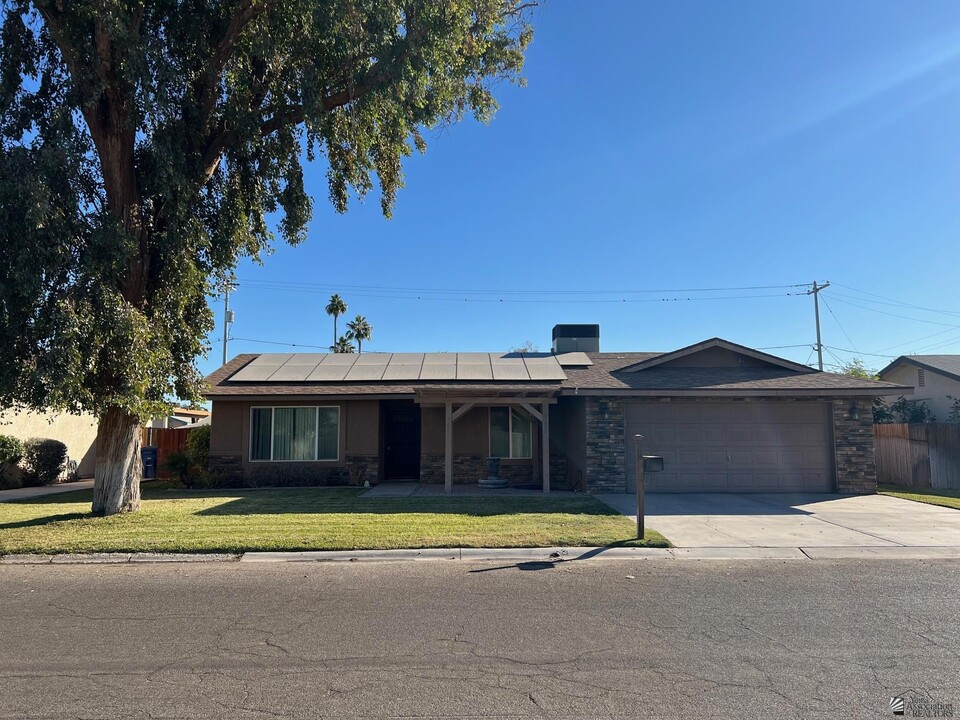 1983 S Pendergast Ave in Yuma, AZ - Building Photo