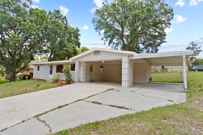 36124 E Spring Lake Blvd in Fruitland Park, FL - Building Photo - Building Photo