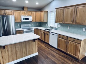 211 Iowa St in Silverton, OR - Building Photo - Building Photo