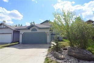 81 Wilkinson Cir in Sylvan Lake, AB - Building Photo