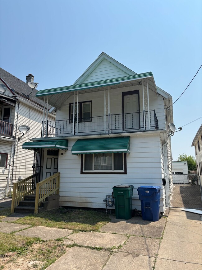 19 Winchester Ave, Unit Upper