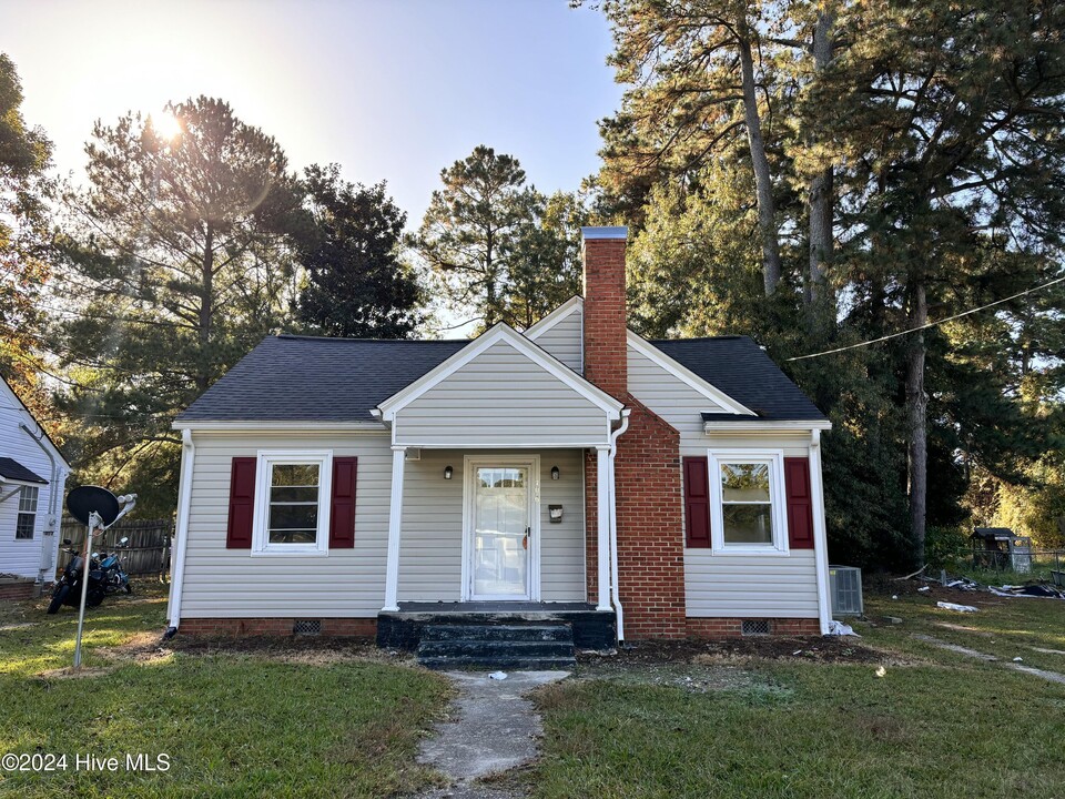 706 W Cutchin St in Clinton, NC - Building Photo