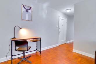 1420 W Abingdon Dr in Alexandria, VA - Foto de edificio - Building Photo