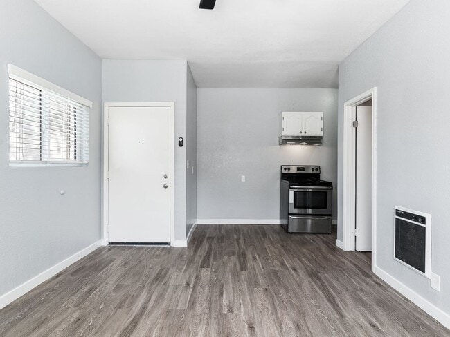 2212 Myrtle Ave in Long Beach, CA - Building Photo - Building Photo