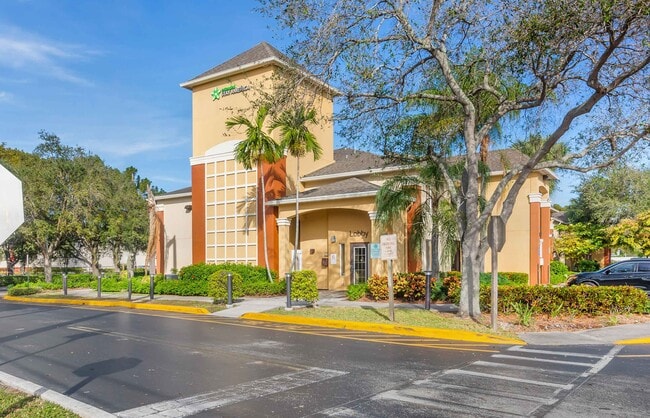 3873 W Commercial Blvd in Tamarac, FL - Foto de edificio - Building Photo