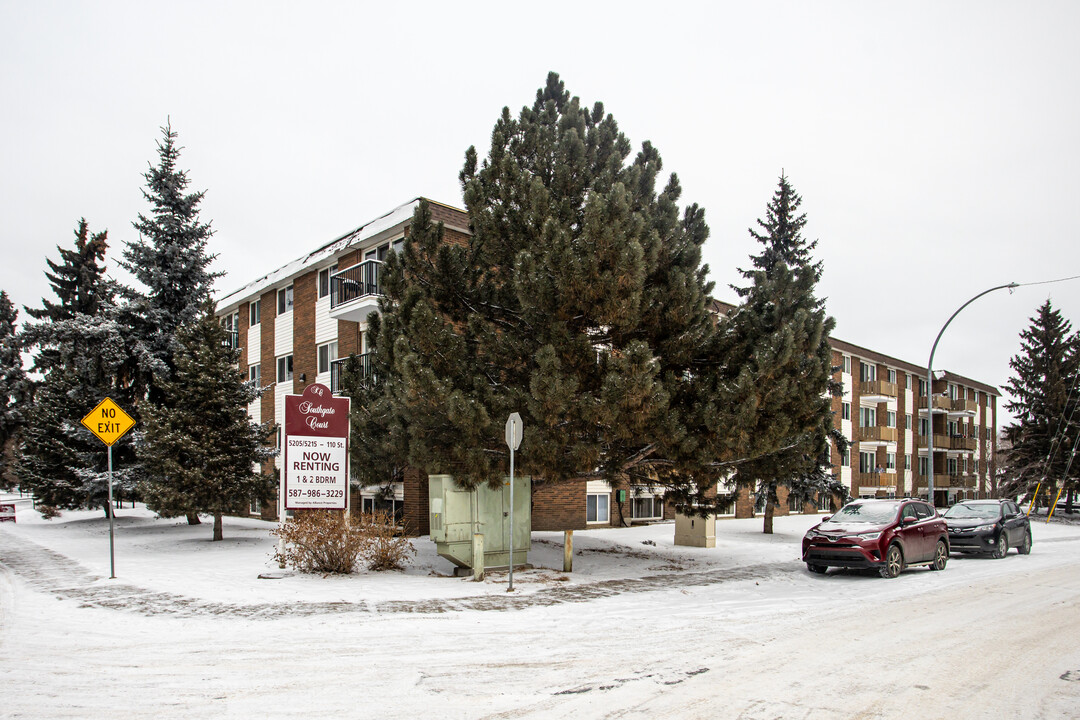 Southgate Court in Edmonton, AB - Building Photo