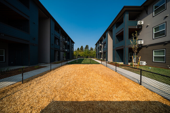 Crossings at Center Street in Salem, OR - Foto de edificio - Building Photo