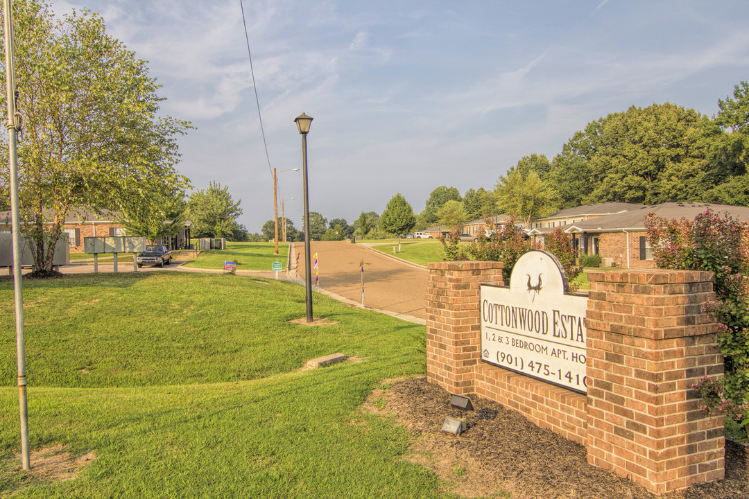 Cottonwood Estates Apartments in Covington, TN - Building Photo