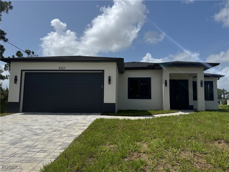 5227 4th St W in Lehigh Acres, FL - Foto de edificio