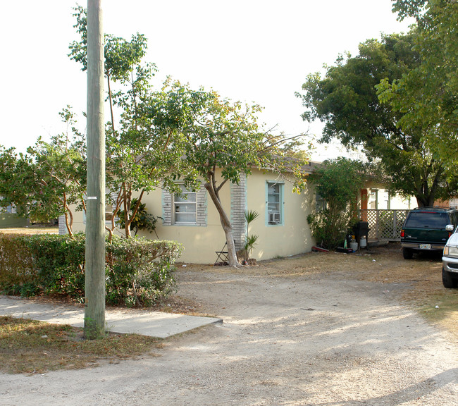 827-843 NW 3rd Ave in Homestead, FL - Building Photo - Building Photo