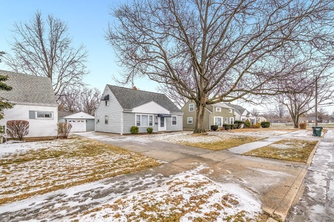 27151 Farringdon Ave in Euclid, OH - Building Photo - Building Photo