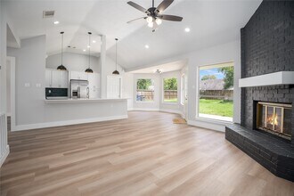 1406 Kent Way in Friendswood, TX - Building Photo - Building Photo