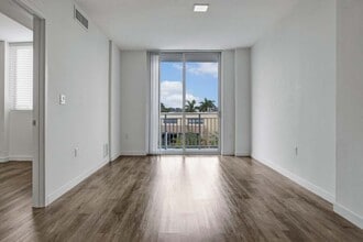 275 Fontaine Parc in Miami, FL - Foto de edificio - Building Photo