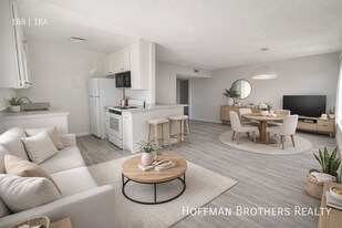 3747 Glendon Ave, Unit 213 in Los Angeles, CA - Building Photo