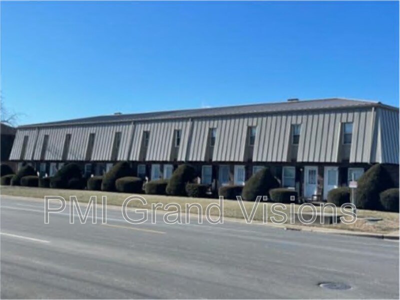 1630 University Dr in Charleston, IL - Building Photo