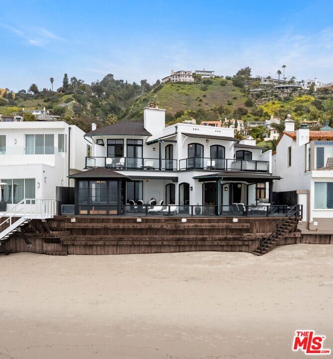 21606 Pacific Coast Hwy in Malibu, CA - Foto de edificio