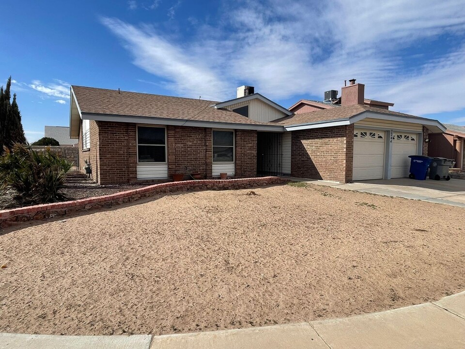 2244 Robert Wynn St in El Paso, TX - Building Photo