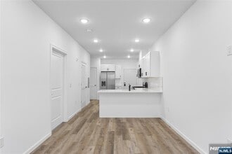 51 E Main St, Unit 210 in Bergenfield, NJ - Foto de edificio - Building Photo
