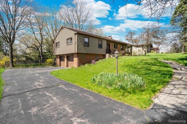 2700 Colonial Way in Bloomfield Hills, MI - Building Photo - Building Photo