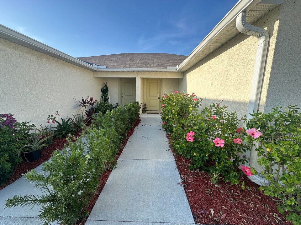 18256 Gibraltar Ln in Lehigh Acres, FL - Building Photo
