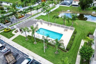 632 Kensington Lake Cir in Brandon, FL - Building Photo - Building Photo