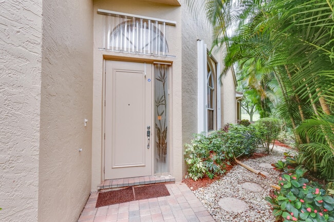 4702 Carlton Golf Dr in Wellington, FL - Building Photo - Building Photo
