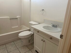 1828 E Avenue J9, Unit Unit 2 in Lancaster, CA - Foto de edificio - Building Photo