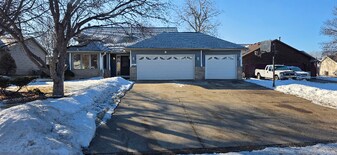 9231 Queens Garden N in Minneapolis, MN - Building Photo