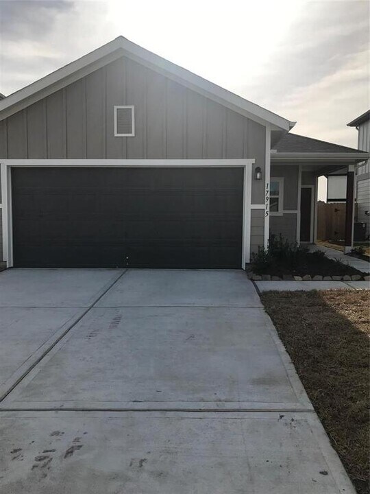 17915 Grassy Prairie Dr in Hockley, TX - Building Photo