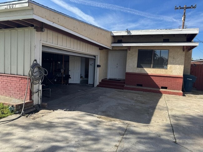 13607 Charlemagne Ave in Bellflower, CA - Foto de edificio - Building Photo