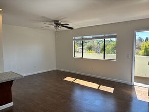 410 E Fallbrook St in Fallbrook, CA - Foto de edificio - Building Photo