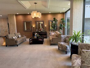 49 Briar Hollow Ln in Houston, TX - Foto de edificio - Building Photo