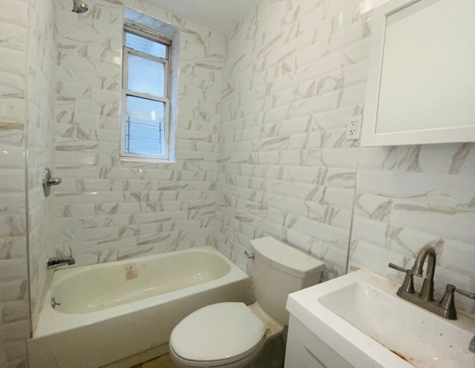 273 Sumpter St, Unit 2 in Brooklyn, NY - Foto de edificio