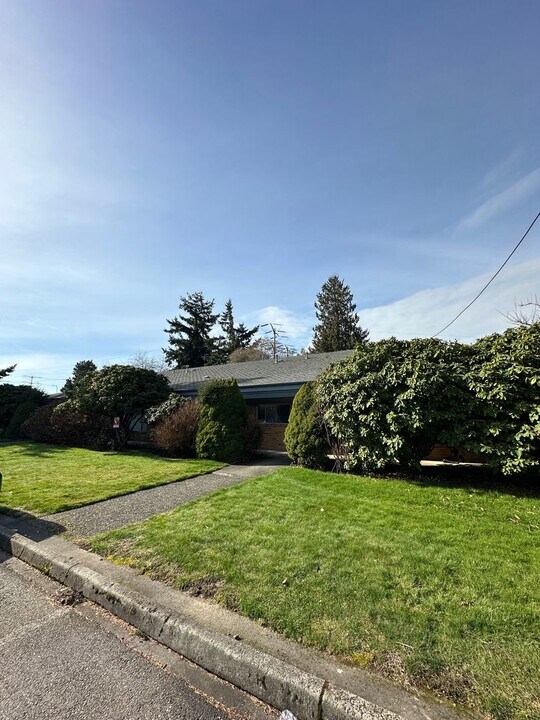 609 Shattuck Ave S in Renton, WA - Building Photo