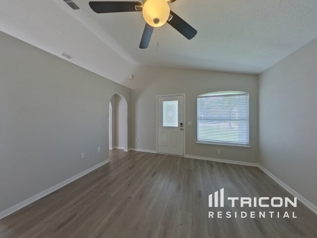 5852 Lake Front Dr in Wesley Chapel, FL - Building Photo - Building Photo