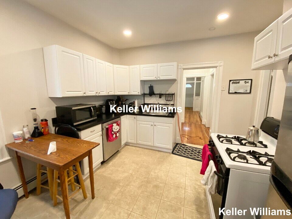 276 E Cottage St, Unit 3 in Boston, MA - Building Photo