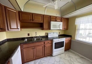 333 Lake Howard Dr NW, Unit 212D.  55 plus community in Winter Haven, FL - Building Photo - Building Photo