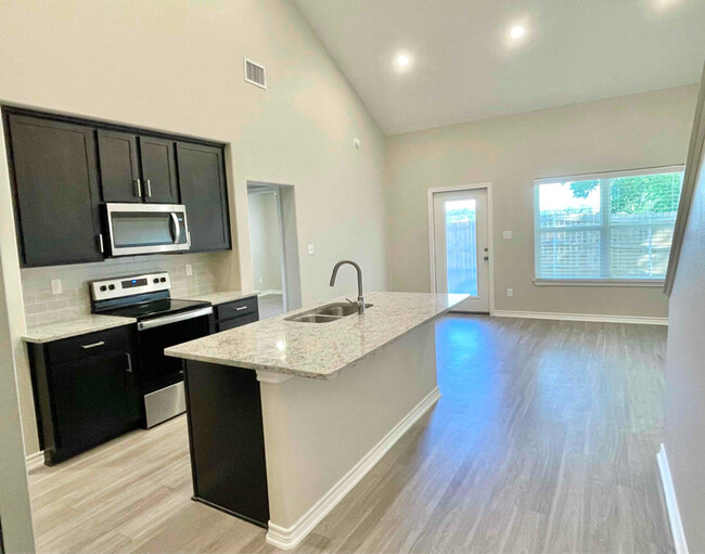 14552 County Rd 2191-Unit -200 in Whitehouse, TX - Building Photo - Building Photo