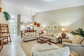 8115 Celeste Dr in Naples, FL - Foto de edificio - Building Photo